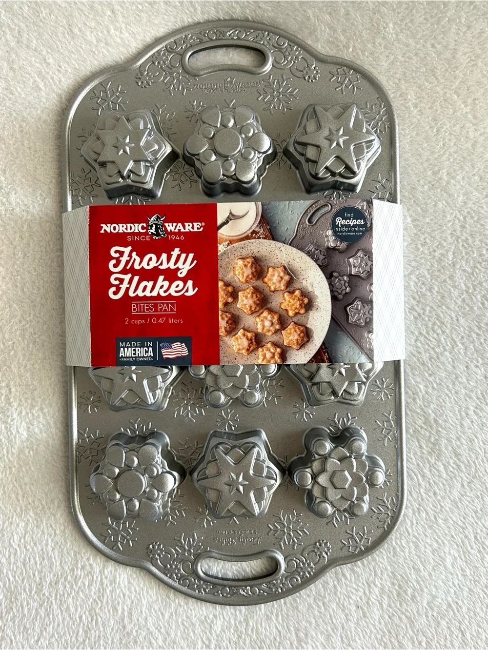 Williams Sonoma Nordic Ware 12 Cavity Frosty Flakes Snowflakes Cakelet Pan NEW